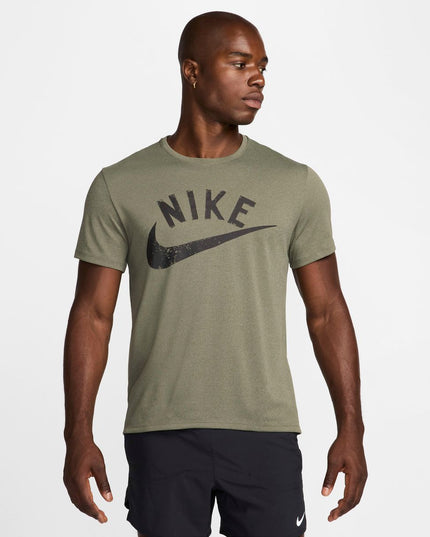 POLERA NIKE DF MILER SWOOSH SS TOP