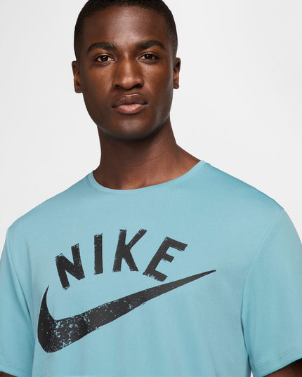 POLERA NIKE DF MILER SWOOSH SS TOP
