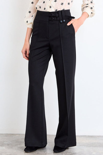 Pantalón IO Pantalon Io Liso en color negro.