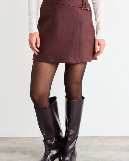 SHORT IO LISO IO en color cafe moro.