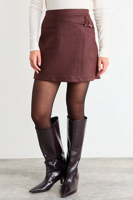 SHORT IO LISO IO en color cafe moro.