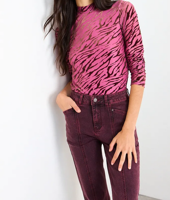 Polera IO Polera Io Fantasia en color fucsia.