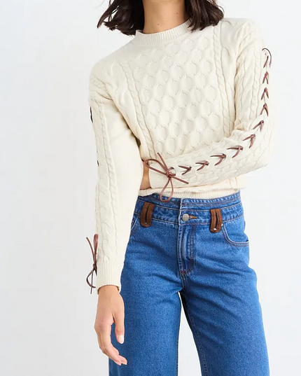 Sweater Io Cordon Manga IO en color crudo.