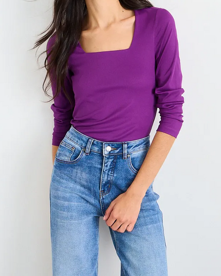 Polera IO Polera Io Lisa en color morado.