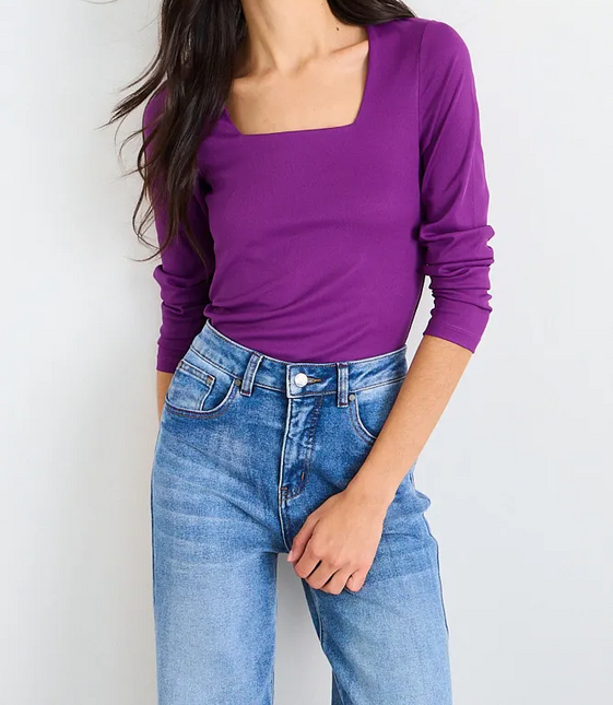 Polera IO Polera Io Lisa en color morado.