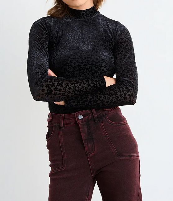 Polera IO Polera Io Fantasia en color negro.