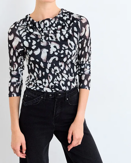 Polera Io Estampada IO en color beige.