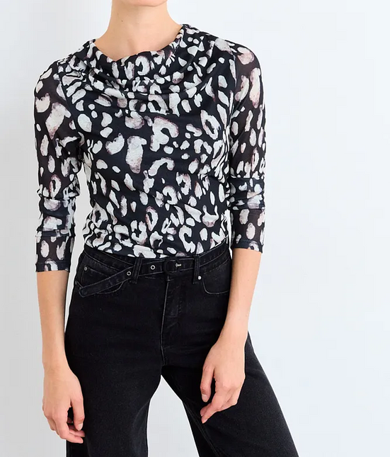 Polera Io Estampada IO en color beige.