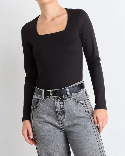 Polera IO Polera Io Lisa en color negro.