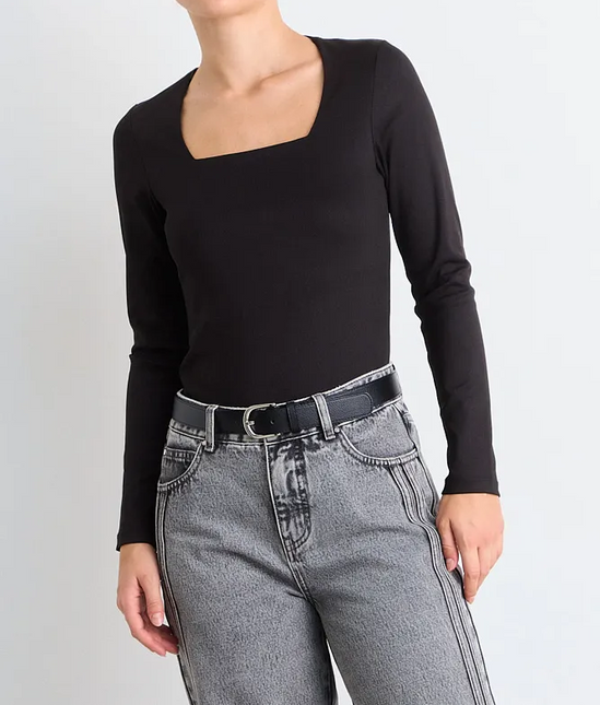 Polera IO Polera Io Lisa en color negro.