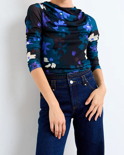 Polera Io Estampada IO en color negro.