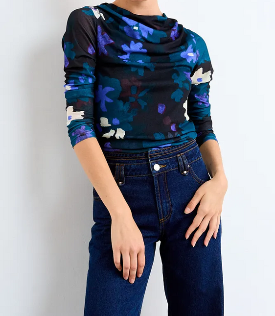 Polera Io Estampada IO en color negro.