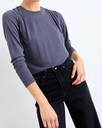 Polera Io Estampada IO en color gris marengo.