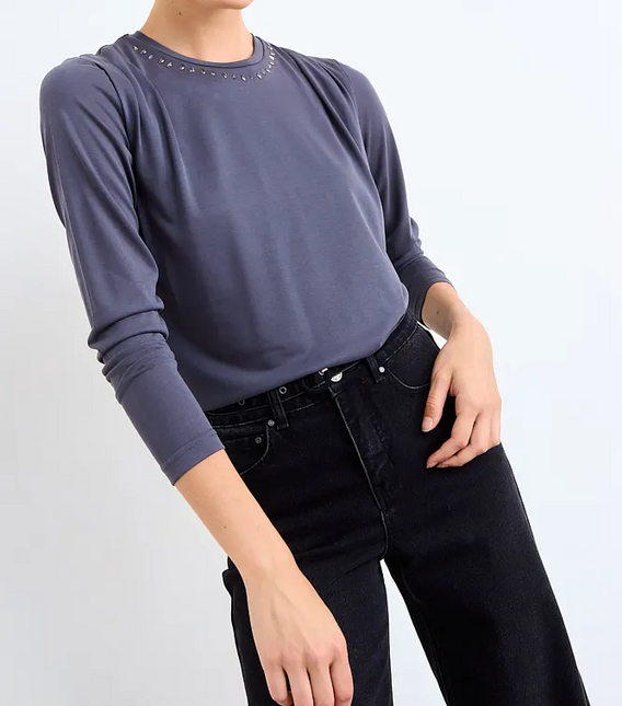 Polera Io Estampada IO en color gris marengo.