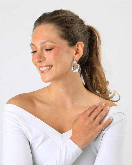 Aro Humana Llen HUMANA en color plateado.