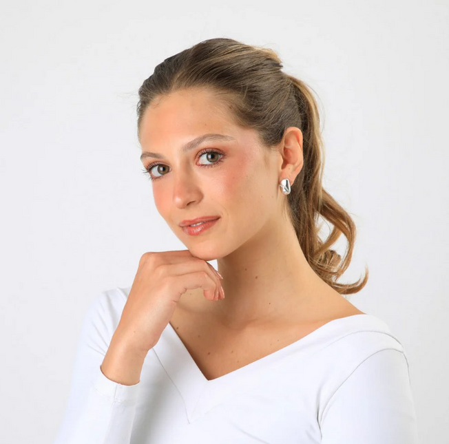 Aro Humana Meli HUMANA en color plateado.