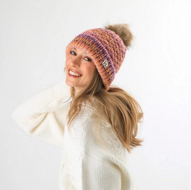 Gorro Humana HUMANA en color purple.