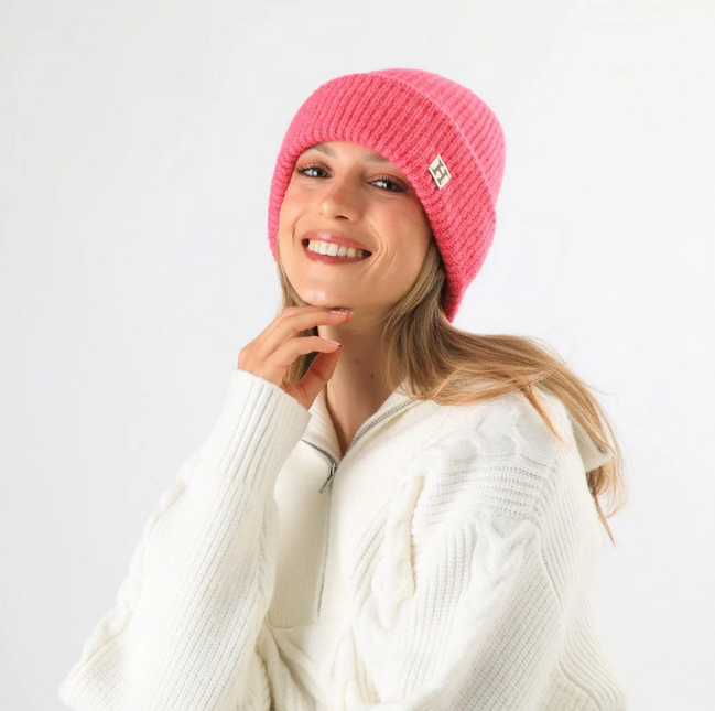 Gorro Humana HUMANA en color fucsia.