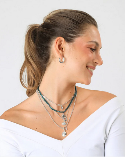 Collar Humana Zila HUMANA en color plateado.