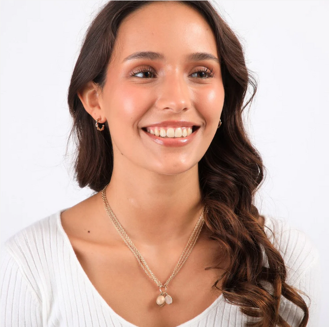 Collar Humana HUMANA en color dorado.