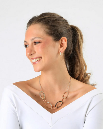Collar Humana Elya HUMANA en color dorado.