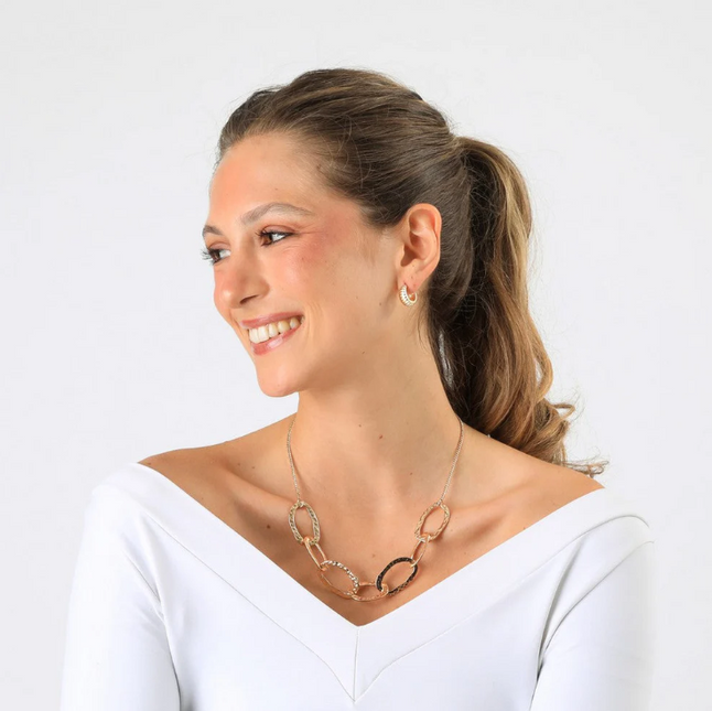 Collar Humana Elya HUMANA en color dorado.