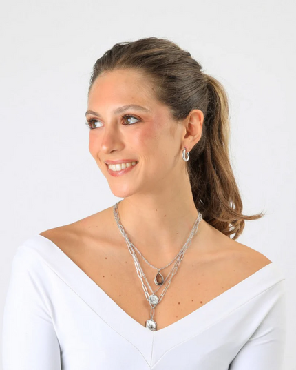 Collar Humana Mael HUMANA en color plateado.