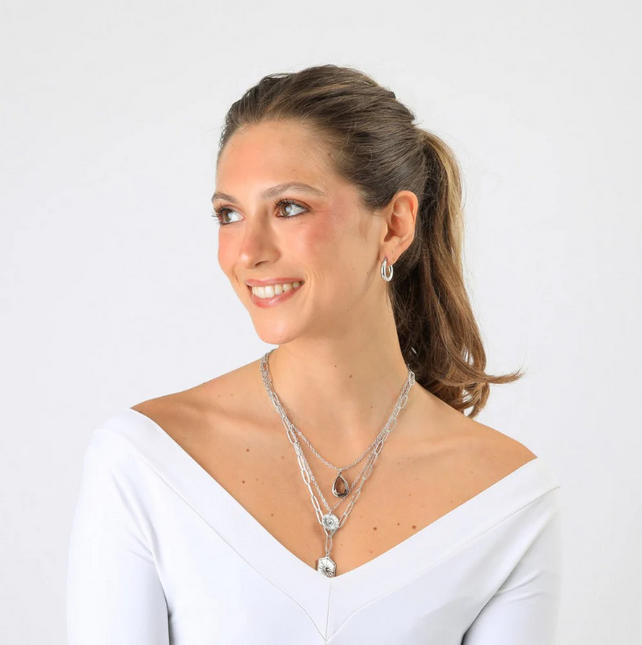 Collar Humana Mael HUMANA en color plateado.