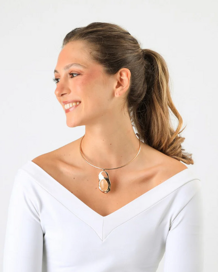 Collar Humana Debora HUMANA en color dorado.