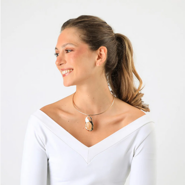 Collar Humana Debora HUMANA en color dorado.