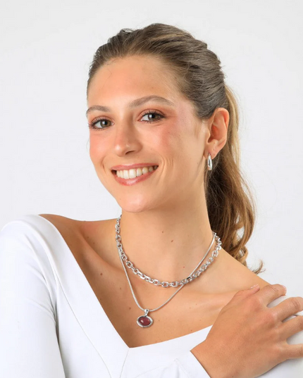Collar Humana Kiara HUMANA en color plateado.
