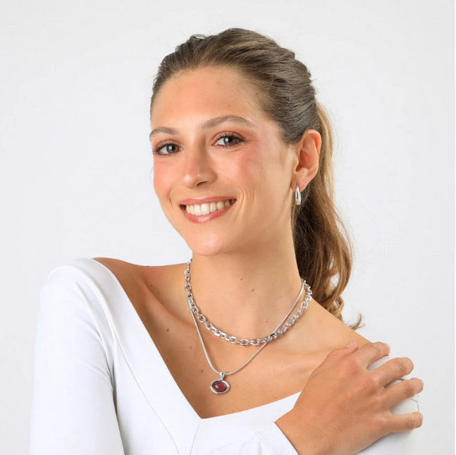 Collar Humana Kiara HUMANA en color plateado.