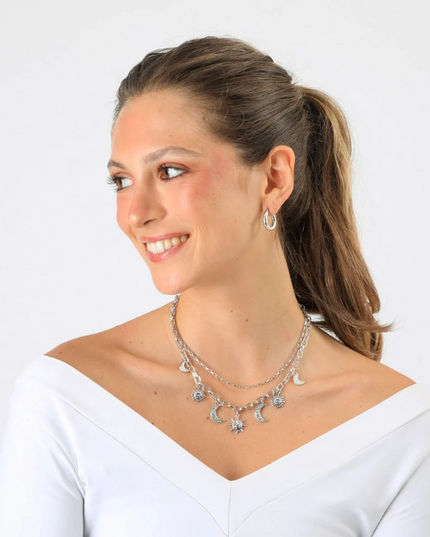 Collar Humana Avel HUMANA en color plateado.