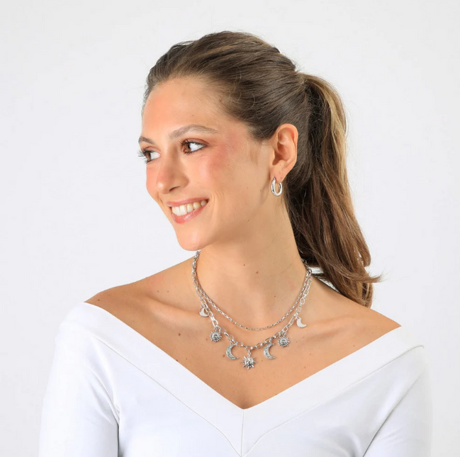 Collar Humana Avel HUMANA en color plateado.