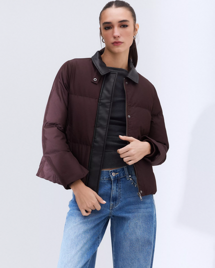 Parka Foster Cuello Pu en color café oscuro.