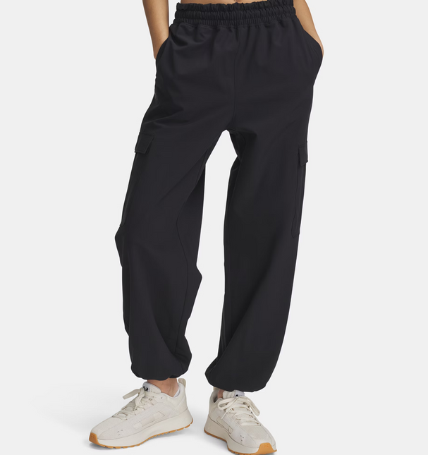 PANTALON DE BUZO UNDER ARMOUR RIVAL CARGO UNDER ARMOUR en color negro.