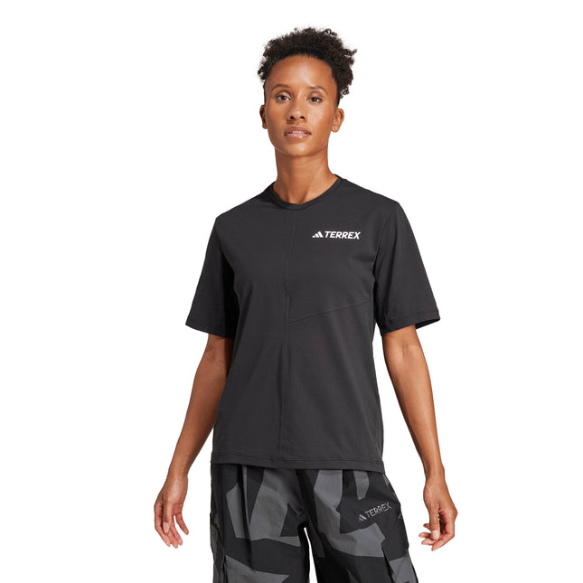 Polera Terrex W MT Tee mujer en color negro