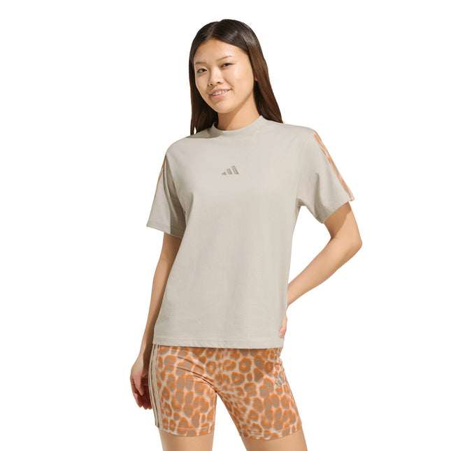 Polera Adidas Aop 3S T en color beige.