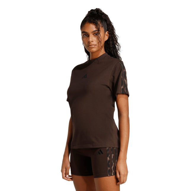 Polera Adidas Aop 3S T en color marrón.