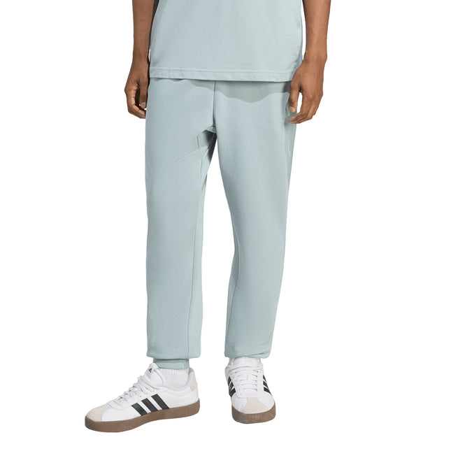 Pantalón de buzo Adidas Feelcozy en color arena/wonder.
