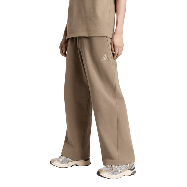Pantalón de buzo Adidas AK SL WD PT en color khaki
