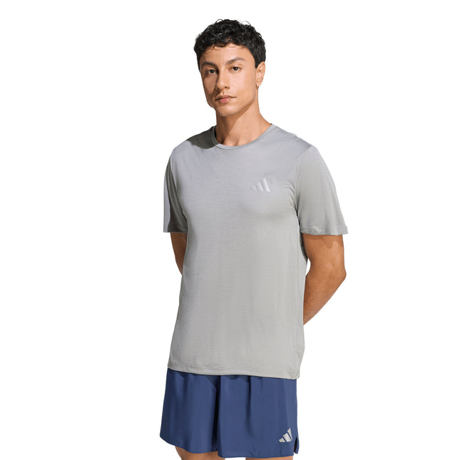 Polera Adidas Run Ess Tee M en color gris medio.