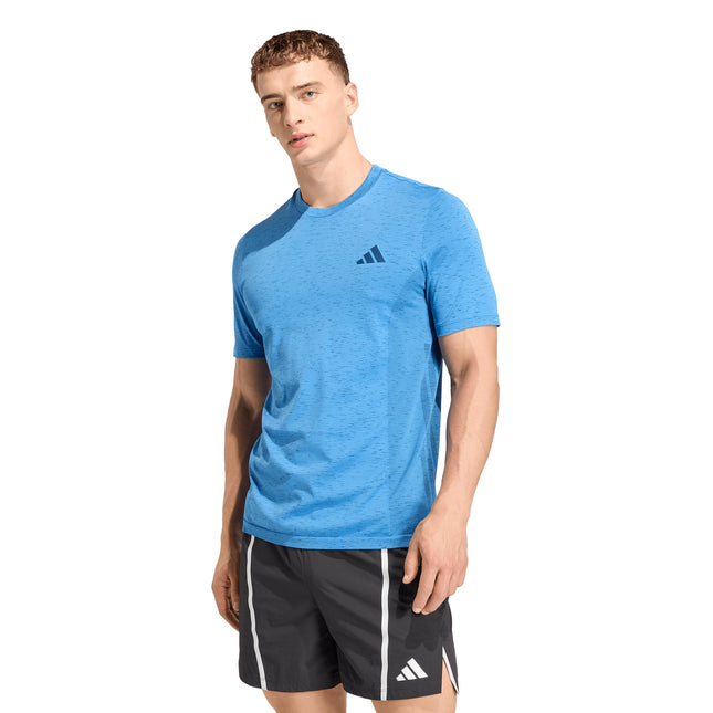 Polera Adidas We Seaml T en color azul.