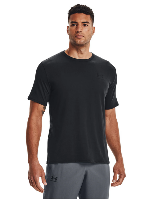 POLERA UNDER ARMOUR SPORTSTYLE LEFT CHEST S UNDER ARMOUR en color black