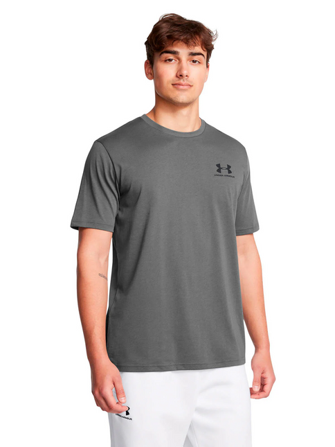 POLERA UNDER ARMOUR SPORTSTYLE LEFT CHEST S UNDER ARMOUR en color dark grey.