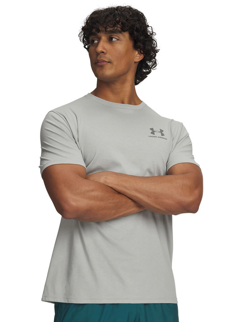 POLERA UNDER ARMOUR SPORTSTYLE LEFT CHEST S UNDER ARMOUR en color gris.