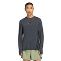 Polera Adidas Terrex Terrex Xpr Ls Tee en color carbón/gris oscuro.