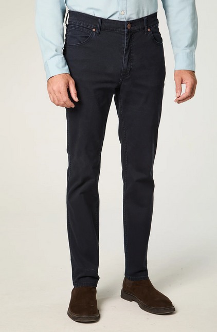 Pantalón Wrangler Greensboro en color navy