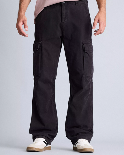 Pantalon Foster Cargo Relax en color negro.
