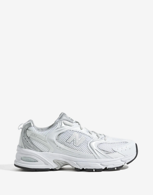 Zapatilla New Balance Unisex 530 en color plateado